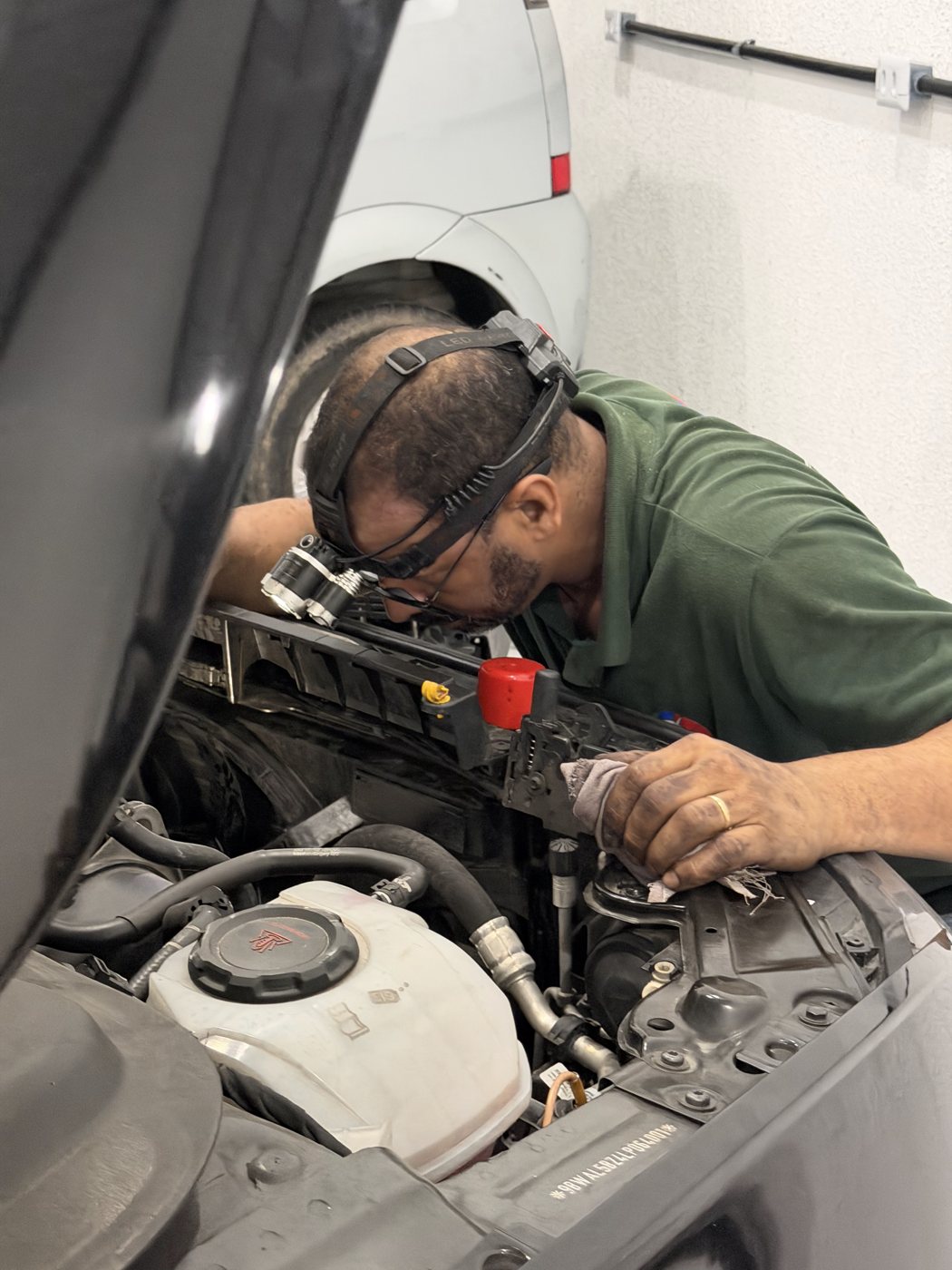 Mecânico da Fast em serviço no motor